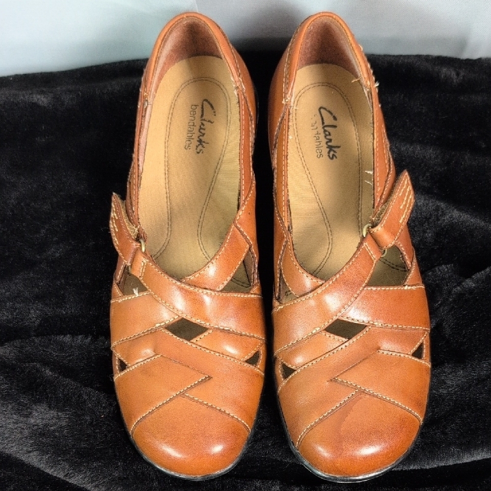 Clarks Tan Leather Flats with Woven Design. 8.5M.‎ Euc